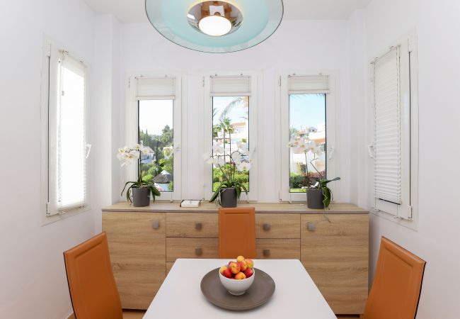 Apartamento en Marbella - Lujoso frente al mar con impresionantes vistas al mar - Los Monteros Apartamento en Marbella - Lujoso frente al mar con impresionantes vistas al mar - Los Monteros