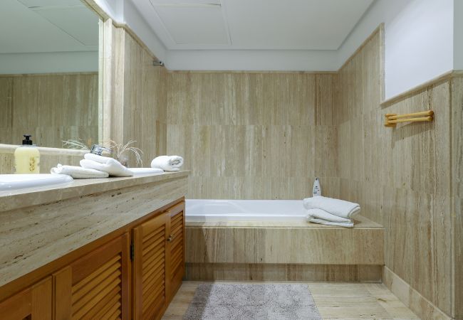 Apartamento en Marbella - Primera línea de playa con jardín - Los Monteros Palm Beach Apartamento en Marbella - Primera línea de playa con jardín - Los Monteros Palm Beach