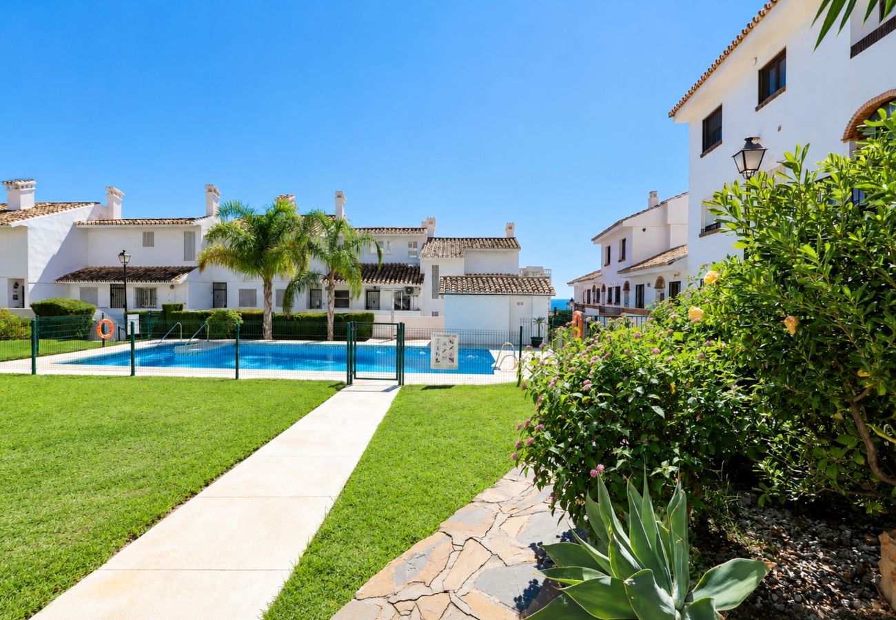 Apartamento en Mijas Costa - Apartamento con Vistas al Mar, Terraza Privada, Jardín y Barbacoa