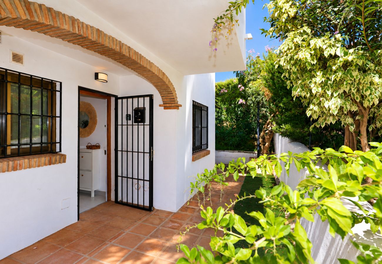 Apartamento en Mijas Costa - Apartamento con Vistas al Mar, Terraza Privada, Jardín y Barbacoa