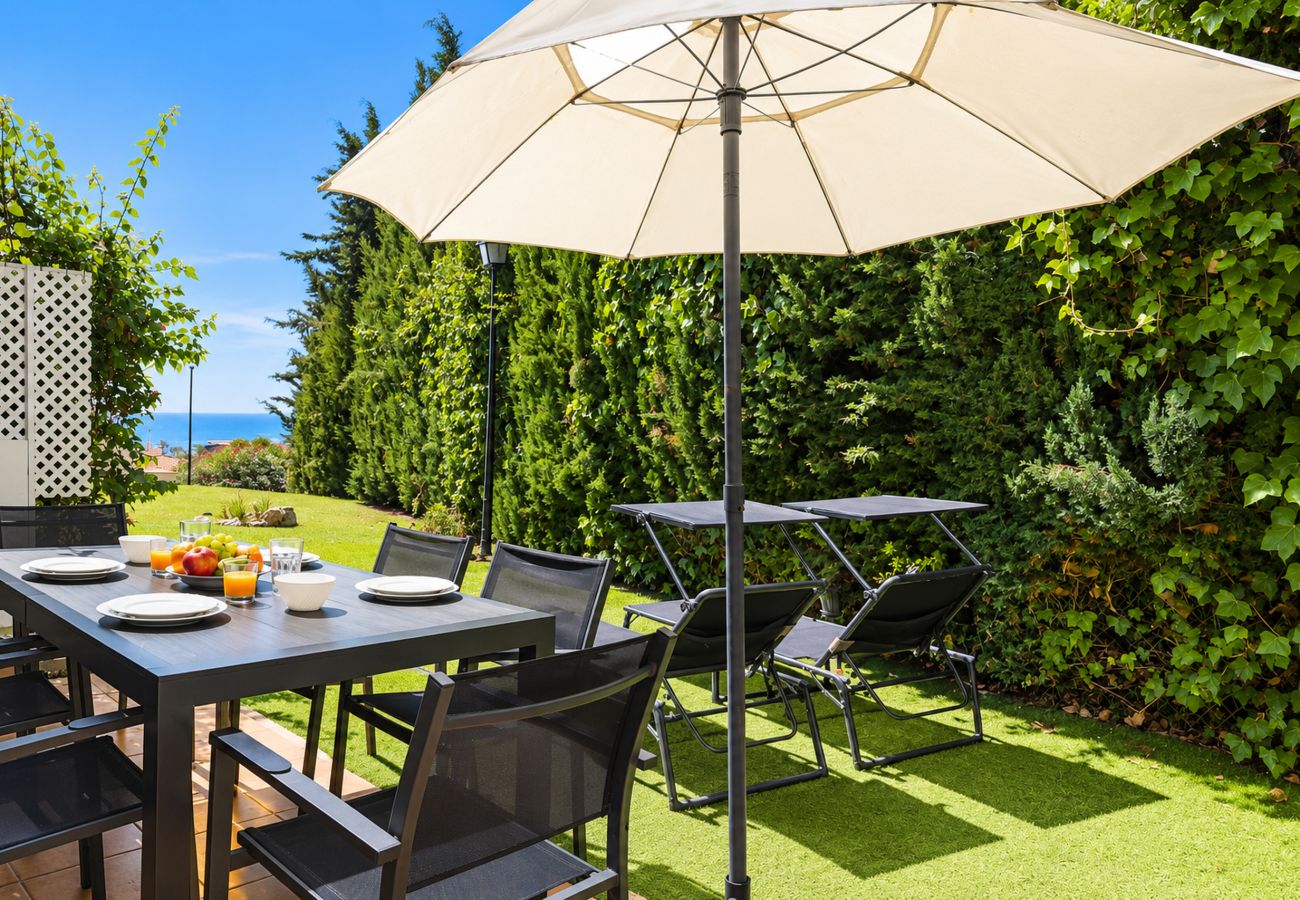 Apartamento en Mijas Costa - Apartamento con Vistas al Mar, Terraza Privada, Jardín y Barbacoa