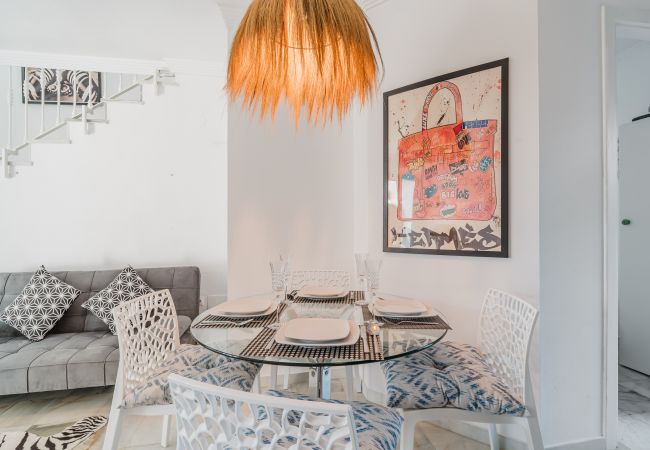 Casa adosada en Marbella - Adosado soleado en Marbella con terrazas, piscina y servicios de hotel