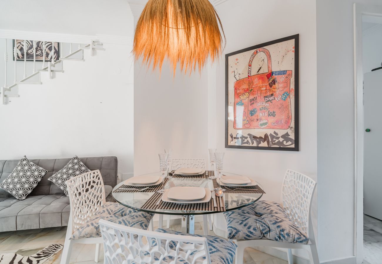 Casa adosada en Marbella - Adosado soleado en Marbella con terrazas, piscina y servicios de hotel