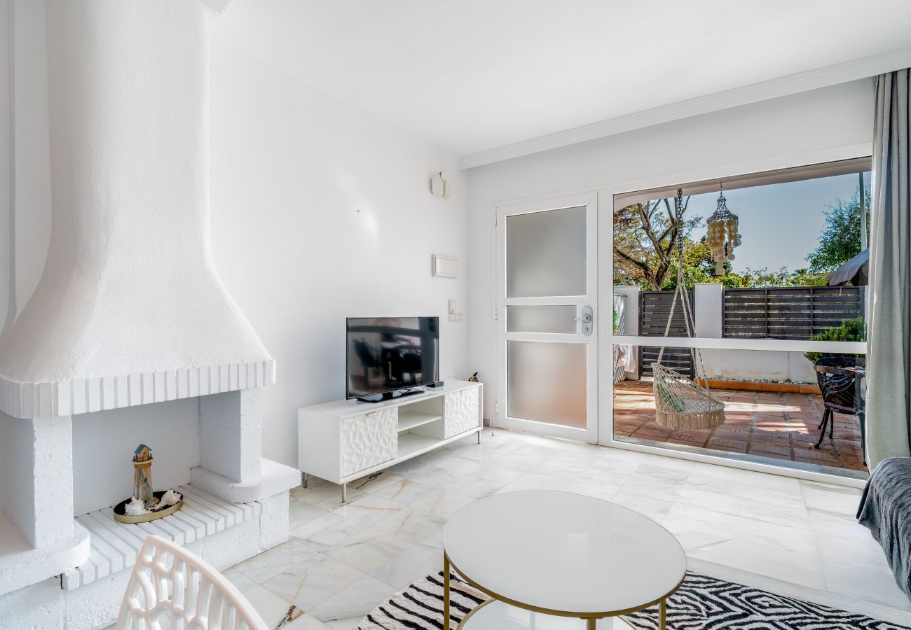 Casa adosada en Marbella - Adosado soleado en Marbella con terrazas, piscina y servicios de hotel