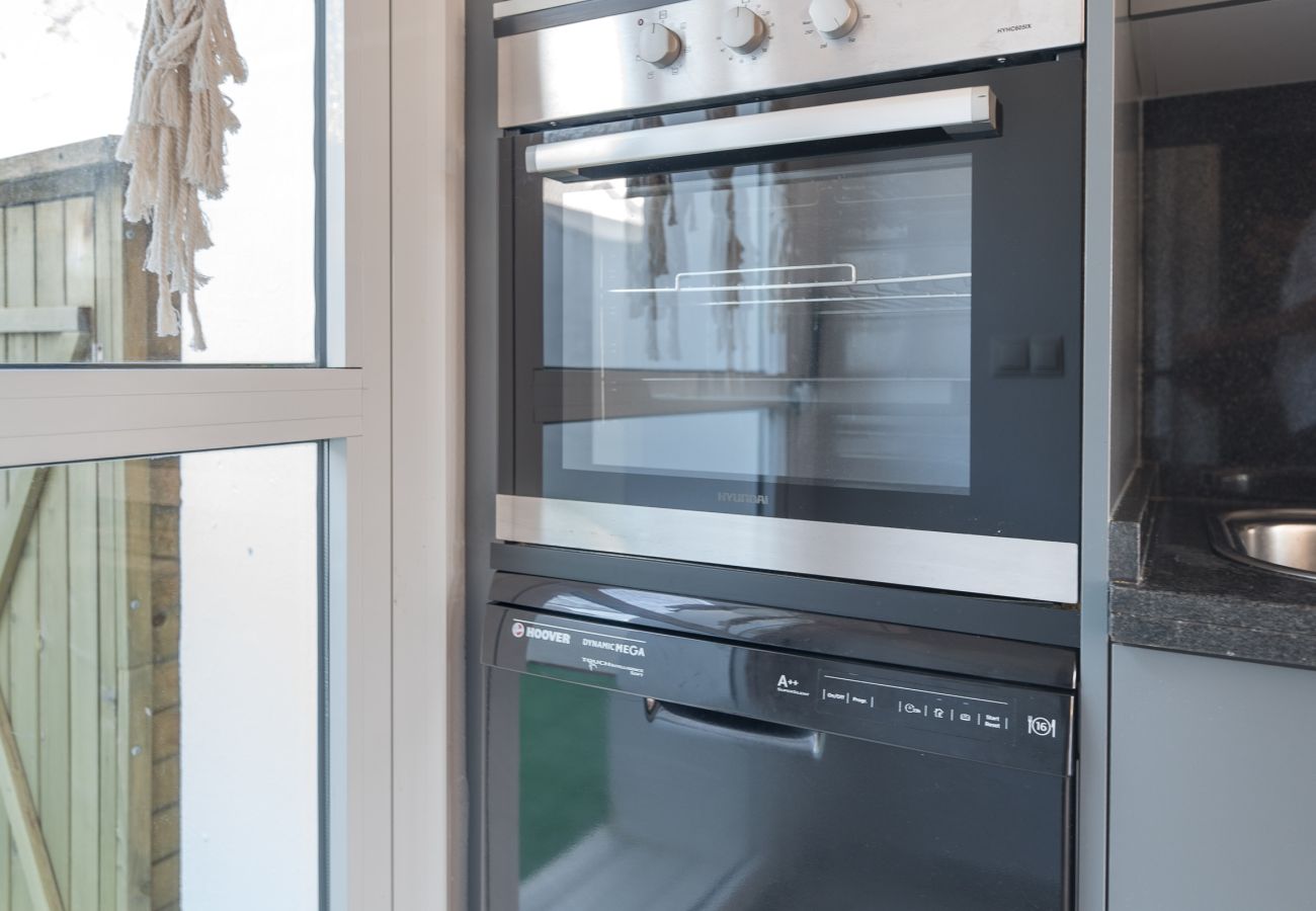 Casa adosada en Marbella - Adosado soleado en Marbella con terrazas, piscina y servicios de hotel