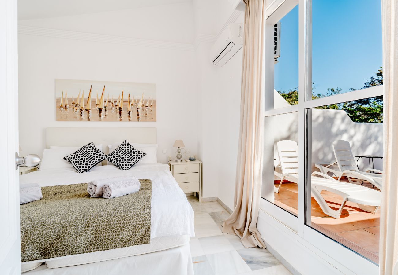 Casa adosada en Marbella - Adosado soleado en Marbella con terrazas, piscina y servicios de hotel