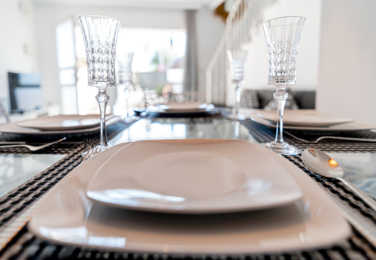 Casa adosada en Marbella - Adosado soleado en Marbella con terrazas, piscina y servicios de hotel