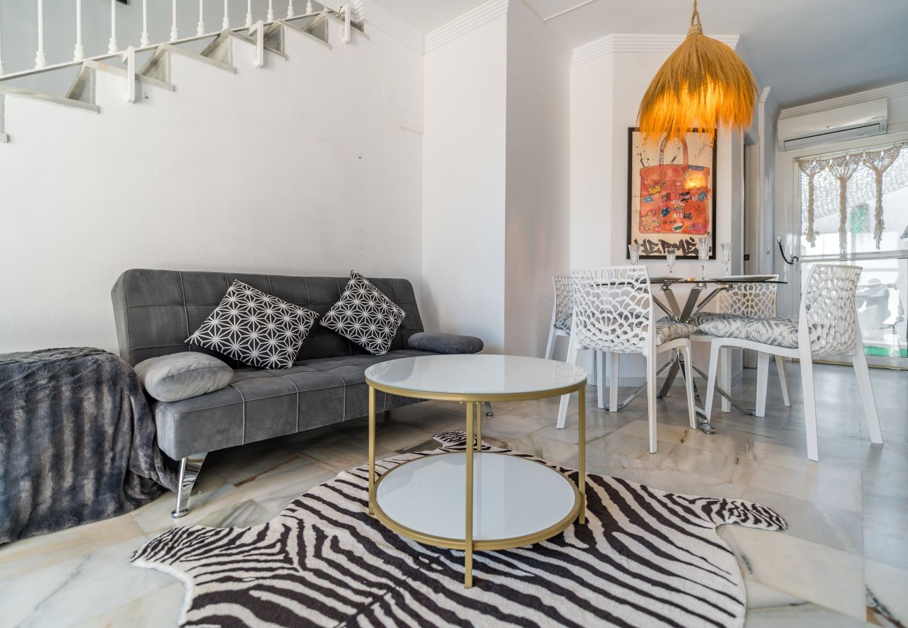 Casa adosada en Marbella - Adosado soleado en Marbella con terrazas, piscina y servicios de hotel