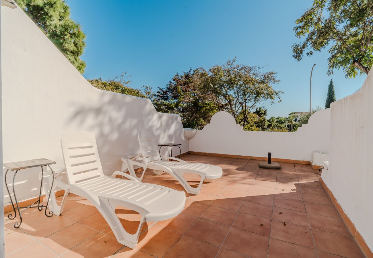 Casa adosada en Marbella - Adosado soleado en Marbella con terrazas, piscina y servicios de hotel