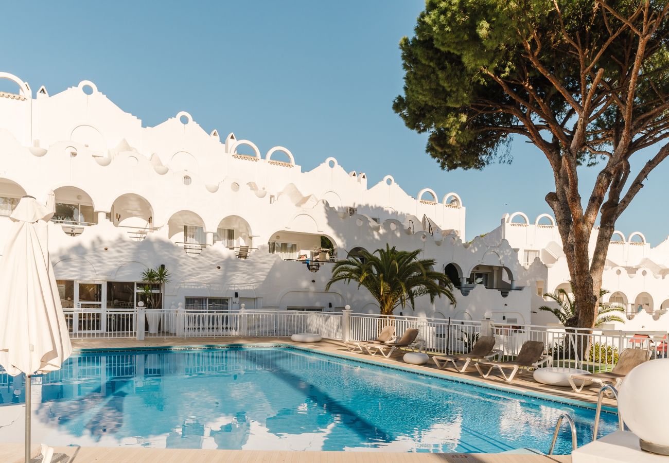 Casa adosada en Marbella - Adosado soleado en Marbella con terrazas, piscina y servicios de hotel
