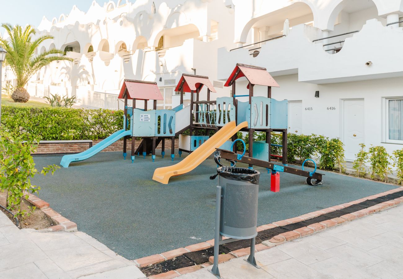 Casa adosada en Marbella - Adosado soleado en Marbella con terrazas, piscina y servicios de hotel