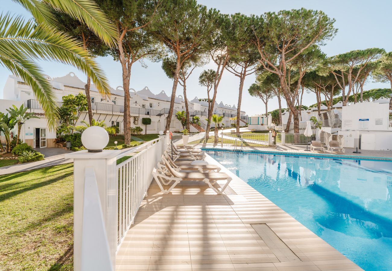 Casa adosada en Marbella - Adosado soleado en Marbella con terrazas, piscina y servicios de hotel