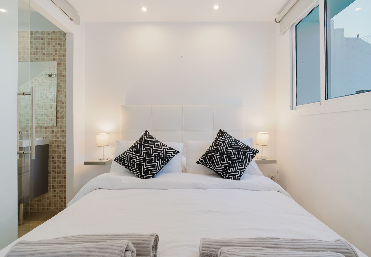 Maison mitoyenne à Marbella - Maison de ville ensoleillée à Marbella avec terrasses, piscine et services hôteliers