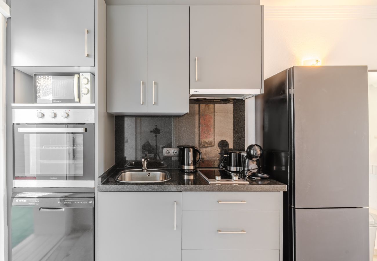 Maison mitoyenne à Marbella - Maison de ville ensoleillée à Marbella avec terrasses, piscine et services hôteliers