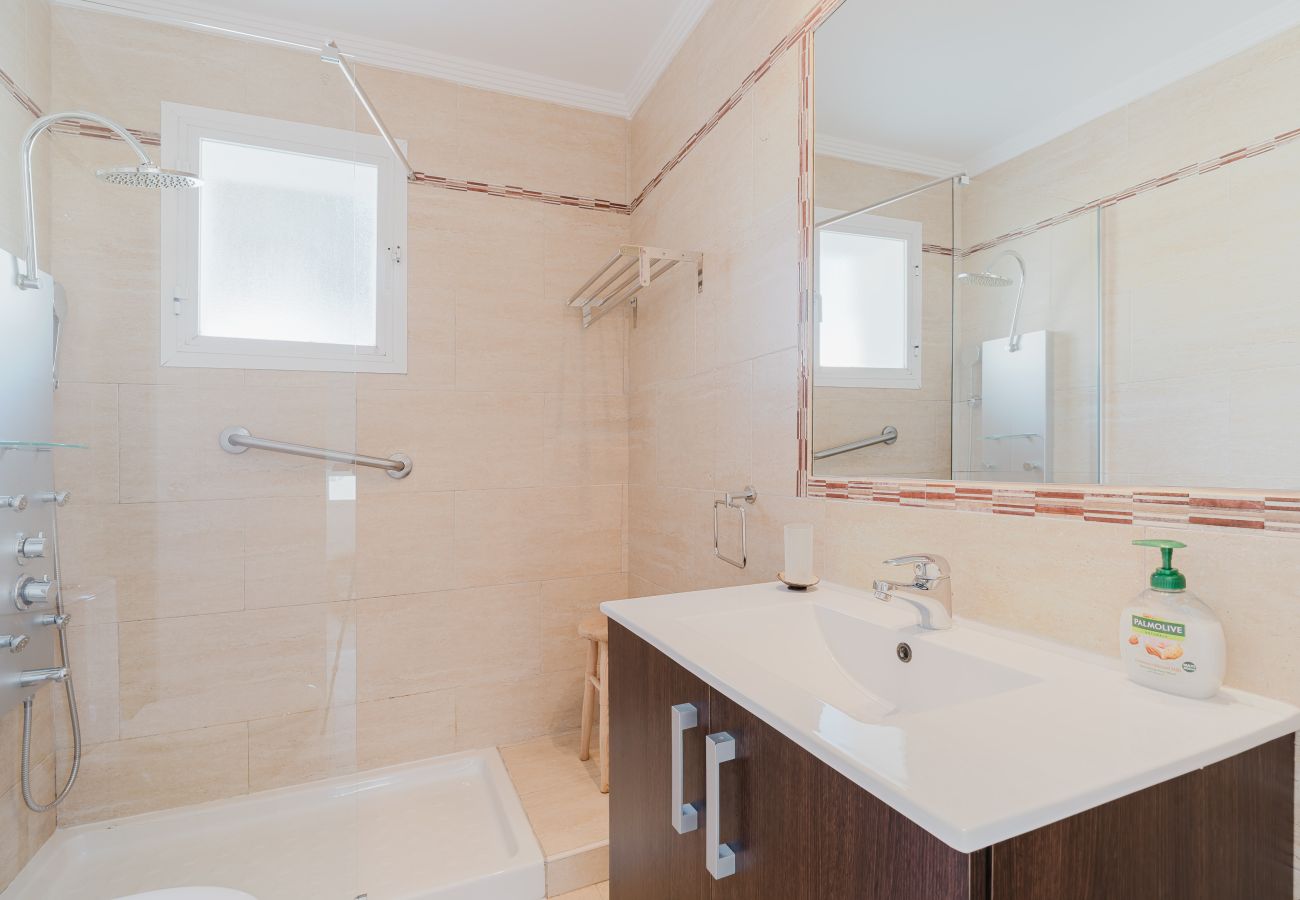 Maison mitoyenne à Marbella - Maison de ville ensoleillée à Marbella avec terrasses, piscine et services hôteliers