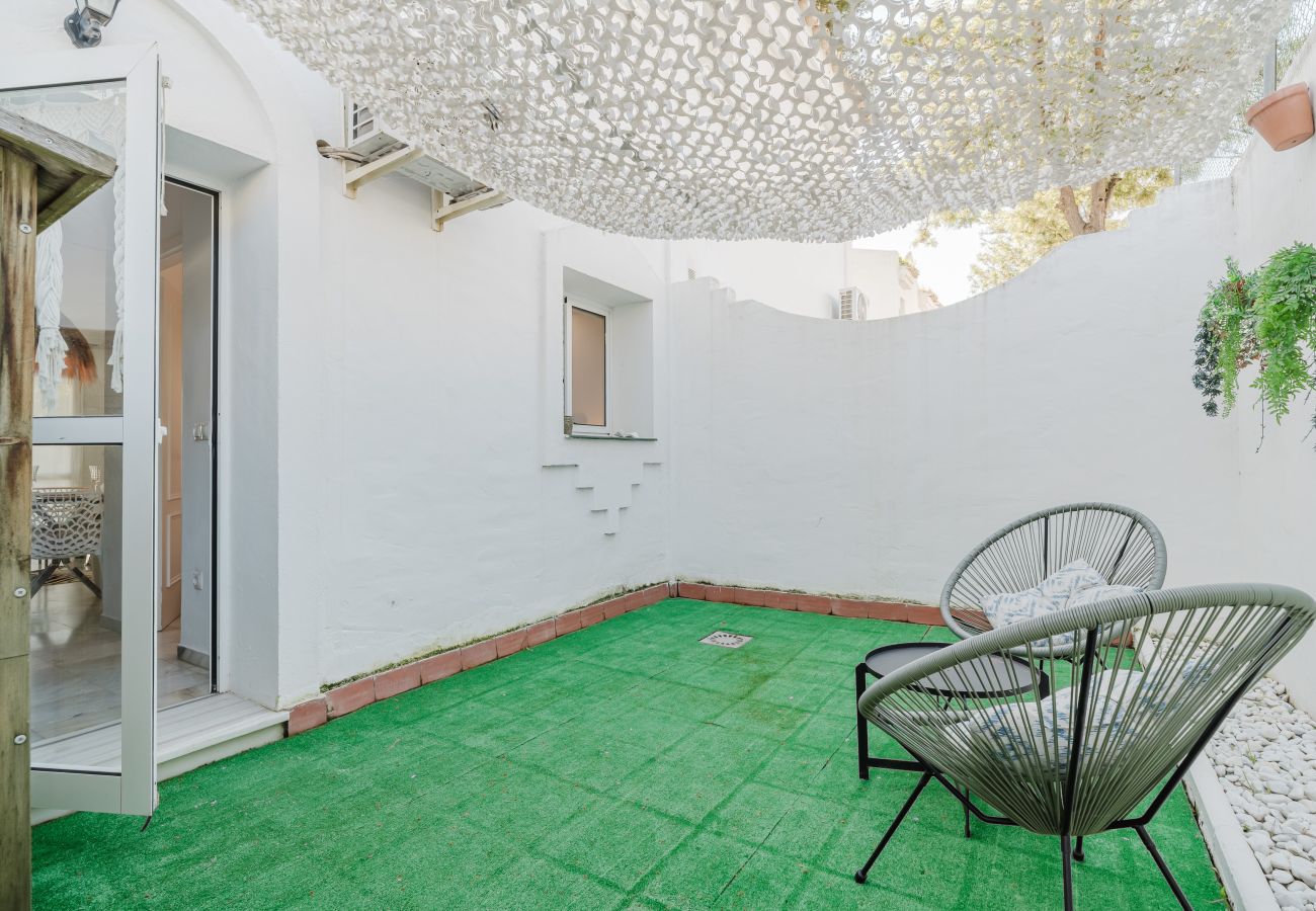 Maison mitoyenne à Marbella - Maison de ville ensoleillée à Marbella avec terrasses, piscine et services hôteliers