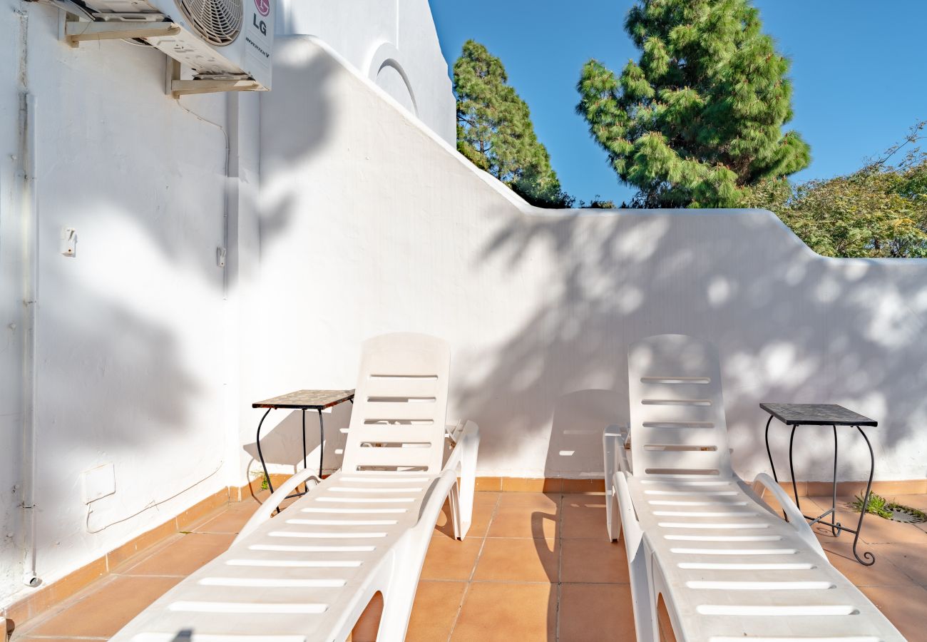 Maison mitoyenne à Marbella - Maison de ville ensoleillée à Marbella avec terrasses, piscine et services hôteliers