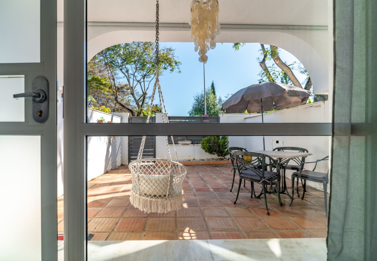 Maison mitoyenne à Marbella - Maison de ville ensoleillée à Marbella avec terrasses, piscine et services hôteliers