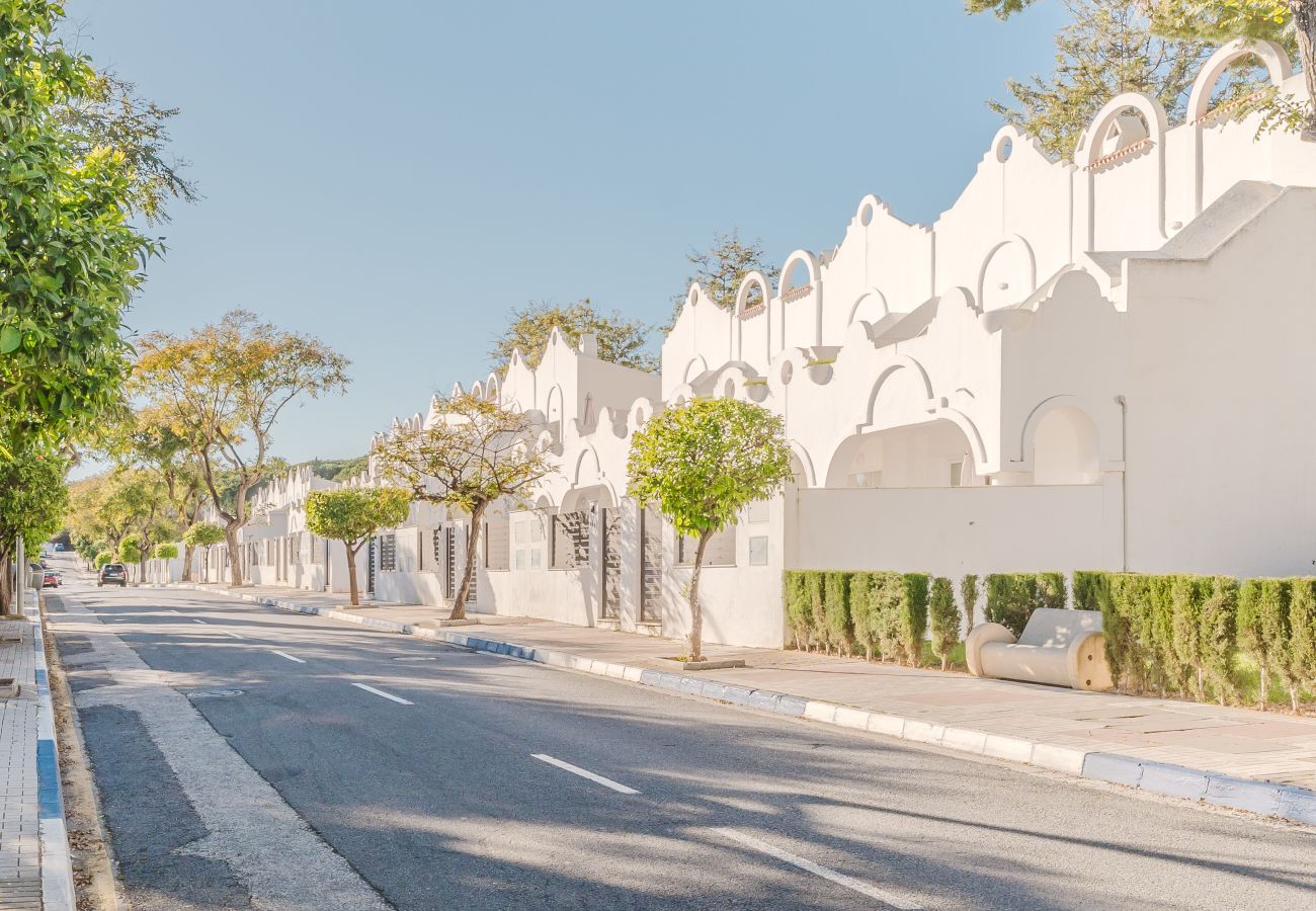 Maison mitoyenne à Marbella - Maison de ville ensoleillée à Marbella avec terrasses, piscine et services hôteliers