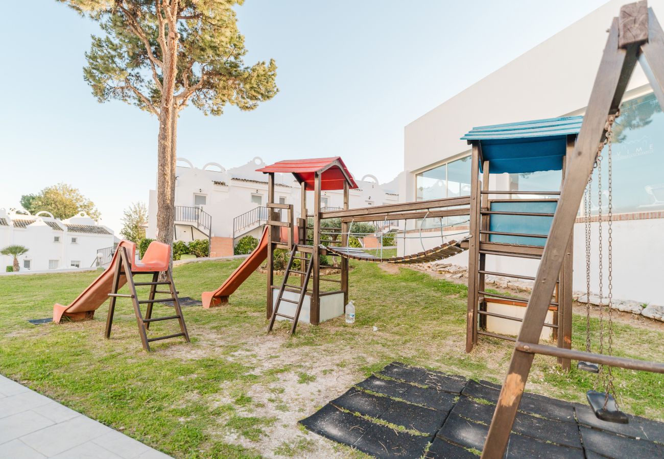 Maison mitoyenne à Marbella - Maison de ville ensoleillée à Marbella avec terrasses, piscine et services hôteliers