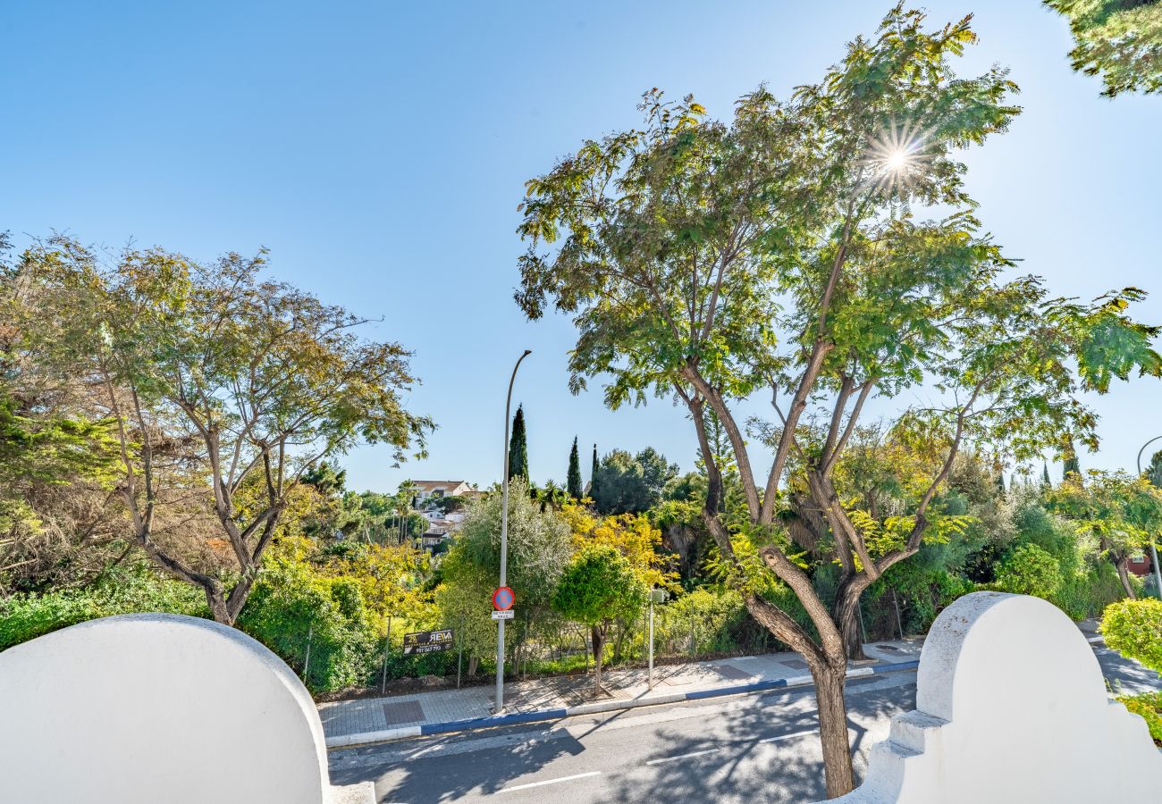 Maison mitoyenne à Marbella - Maison de ville ensoleillée à Marbella avec terrasses, piscine et services hôteliers