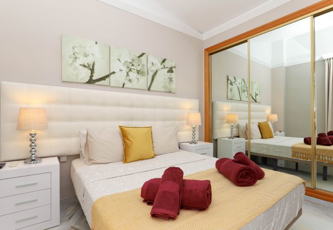 Townhouse in Marbella - Sunny townhouse  - great hotel facilities