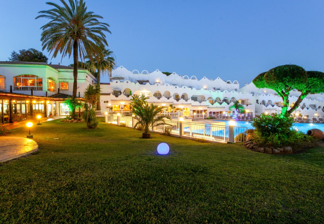 Townhouse in Marbella - Sunny townhouse  - great hotel facilities