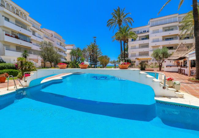  in Marbella - Luxury apartment with pool view - Playa Real beachfront