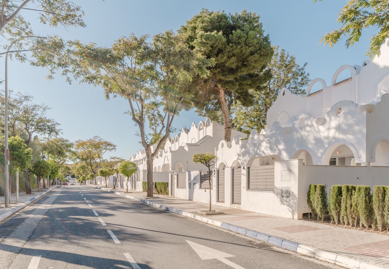 Terraced House in Marbella - Sunny Marbella Townhouse with Terraces, Pool & Hotel Amenities
