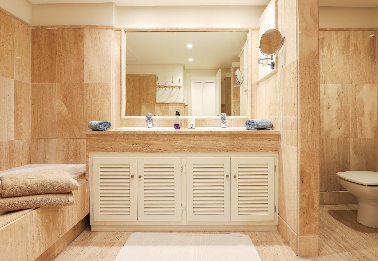 Апартаменты на Марбелья / Marbella - Frontline beach apartment -Los Monteros Palm Beach