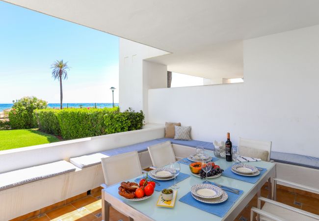 Апартаменты на Марбелья / Marbella - Beachfront with large garden  - Los Monteros Palm Beach