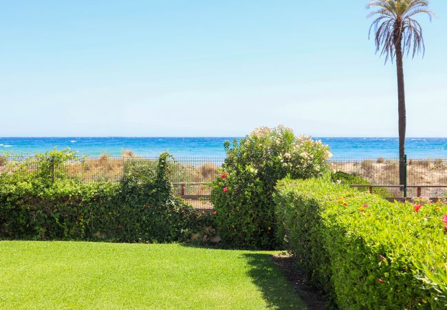 Апартаменты на Марбелья / Marbella - Beachfront with large garden  - Los Monteros Palm Beach