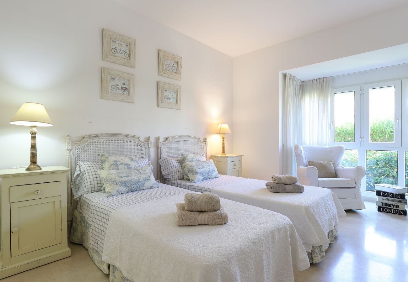 Апартаменты на Марбелья / Marbella - Beachfront with large garden  - Los Monteros Palm Beach