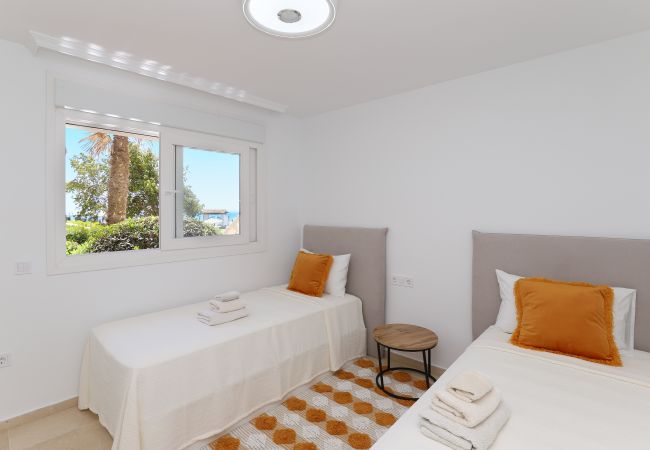 Апартаменты на Marbella - Playa Real beachfront with pool view Апартаменты на Marbella - Playa Real beachfront with pool view