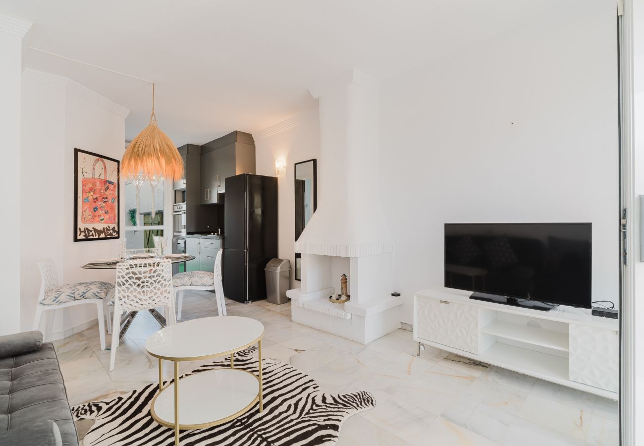 Таунхаус на Марбелья / Marbella - Sunny Marbella Townhouse with Terraces, Pool & Hotel Amenities