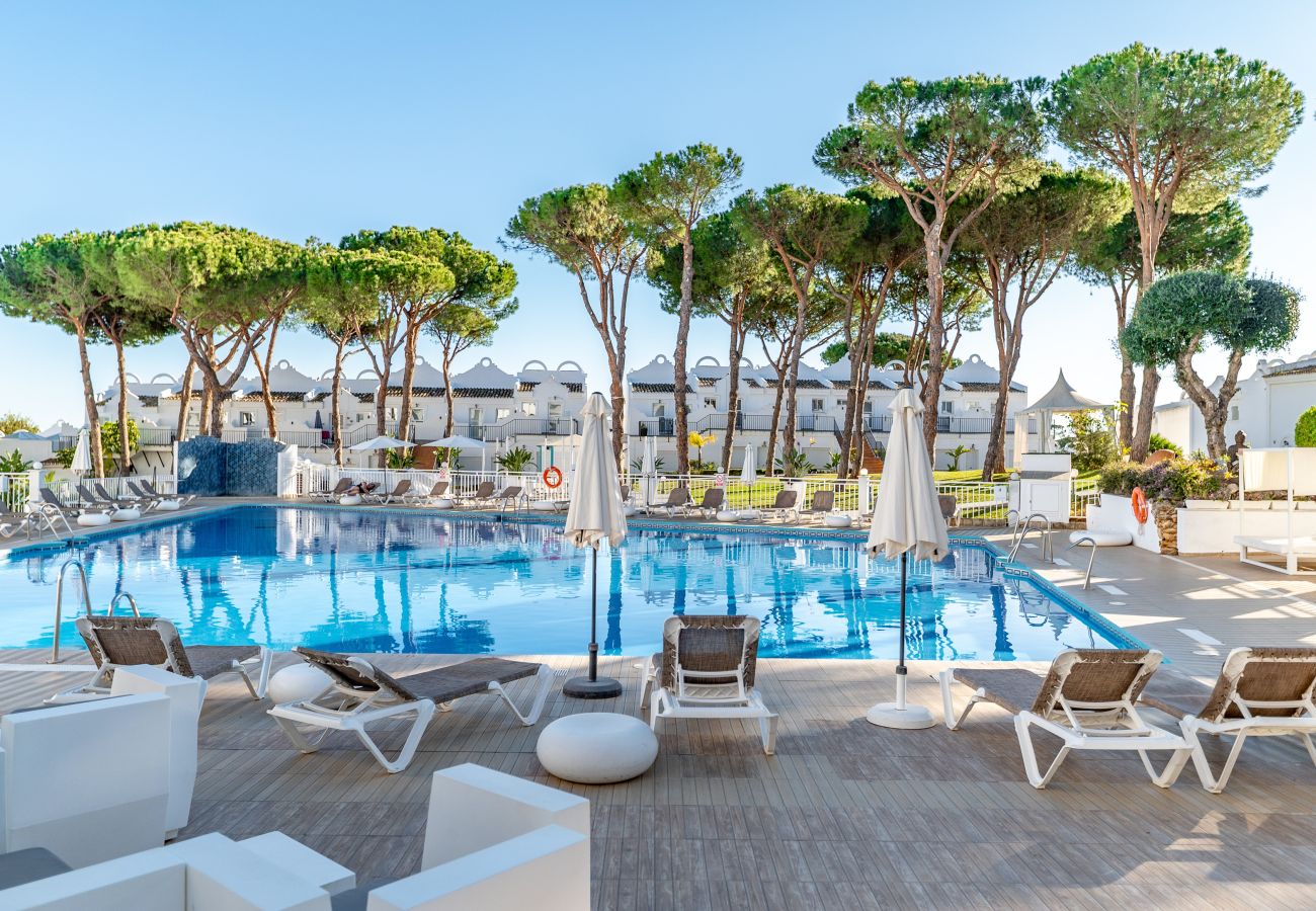 Таунхаус на Марбелья / Marbella - Sunny Marbella Townhouse with Terraces, Pool & Hotel Amenities